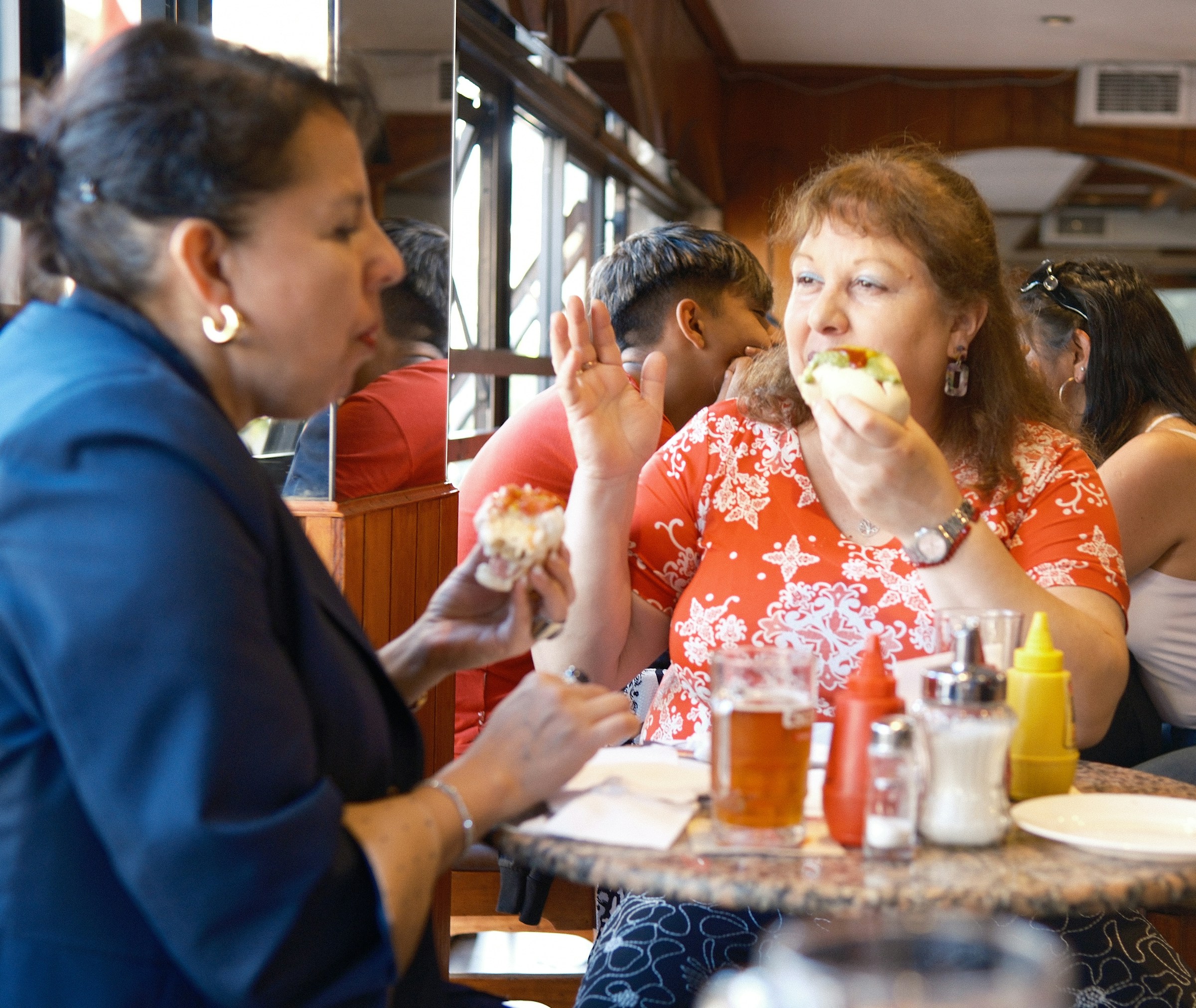 Clients attablés dans un restaurant convivial
