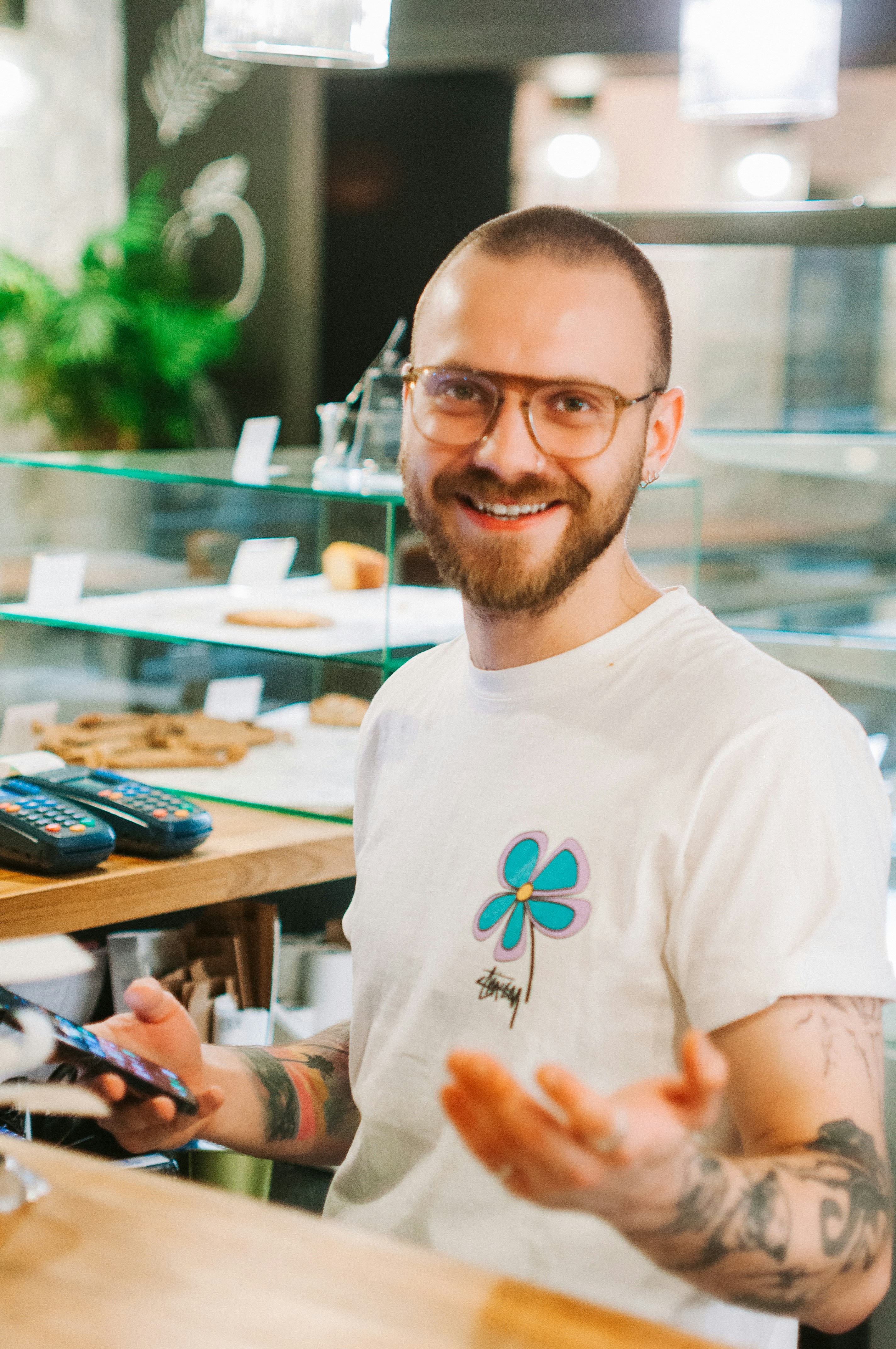 Gérant de coffee shop suivant ses résultats fidélité
